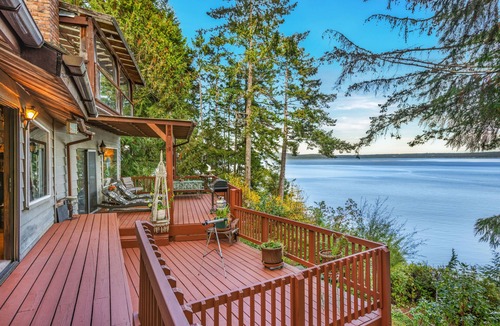 Brinnon House | Rita's Lodge - Stunning Waterfront Canal Getaway