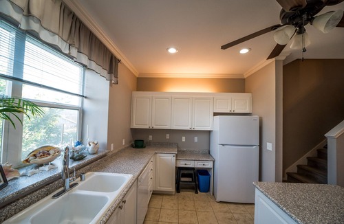 Columbia Way House | River Condo 3 minute walk minutes to river waterfront, restaurants & boardwalk