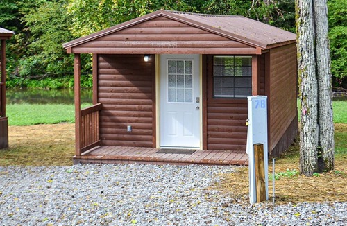 Harrogate Cabin | River Forge Cabin 53 - Cozy and Rustic 1 Bedroom Cabin - Creek Front
