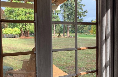 Roseburg Cottage | River-front cottage with private beach in lovely Roseburg