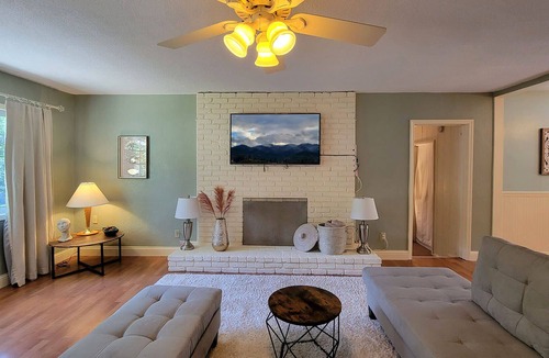 Gold Hill House | River Front House & Cottage~ Spa Pool, Mountain views, and Outdoor Space!