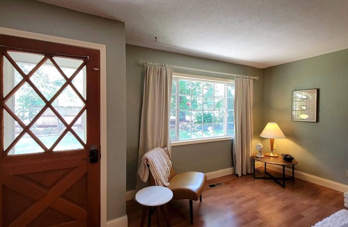 Gold Hill House | River Front House & Cottage~ Spa Pool, Mountain views, and Outdoor Space!