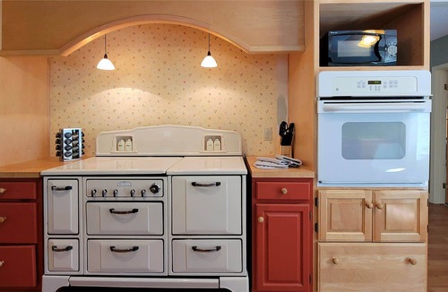 Gold Hill House | River Front House~River Views, Mountain Views, and Outdoor Space!