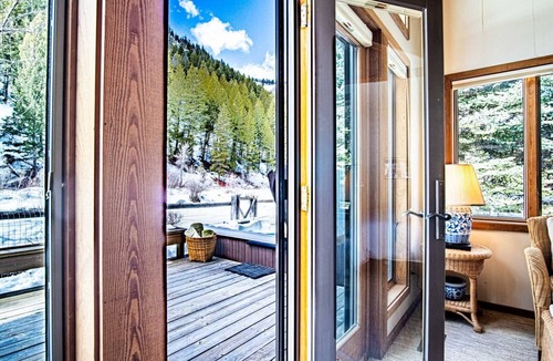 Ketchum House | River House - 4BD Riverfront, Hot Tub, Near SV Ski Lifts!