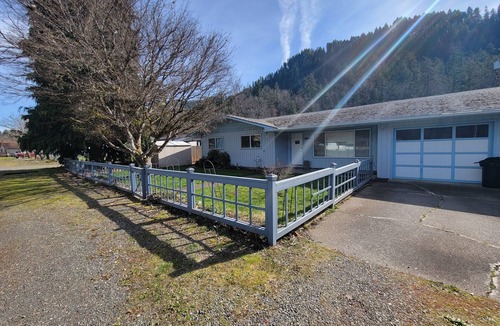 Oakridge House | River Rock Retreat