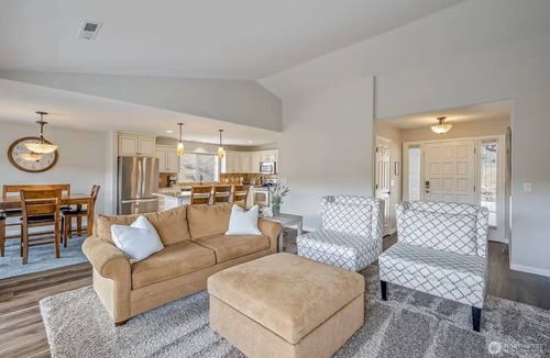 Sunland Estates House | River Rock Retreat