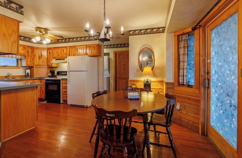 Cody Apartment | River's View- Spacious retreat, Overlooking the Shoshone River