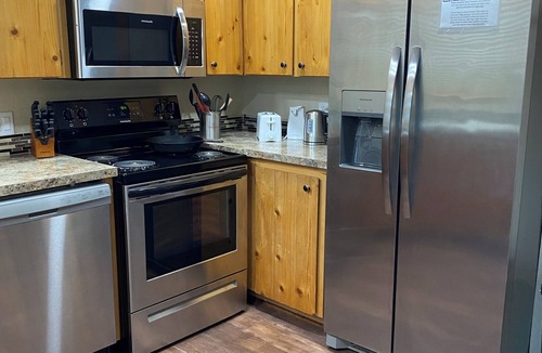 Three Rivers House | River/Ski Home on Deschutes River, 2 bedroom-sleeps 5, 26 miles to Mt. Bachelor.