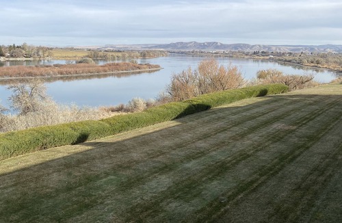 Burley House | RIVER VIEW CONDO FUN FAMILY Clean Luxurious Sleeps 6-8 Burley, ID