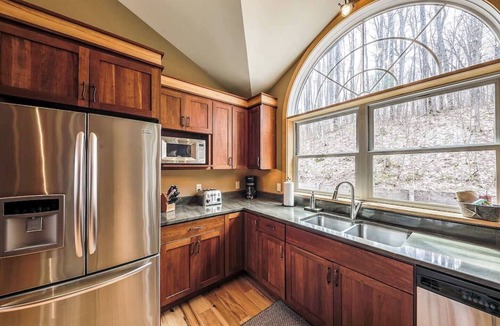 Mayfield House | Riverbend Retreat with Hot Tub