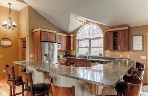 Mayfield House | Riverbend Retreat with Hot Tub