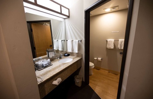 Riggins Hotel | Riverfront 1 Bedroom Suite at Salmon Rapids Lodge
