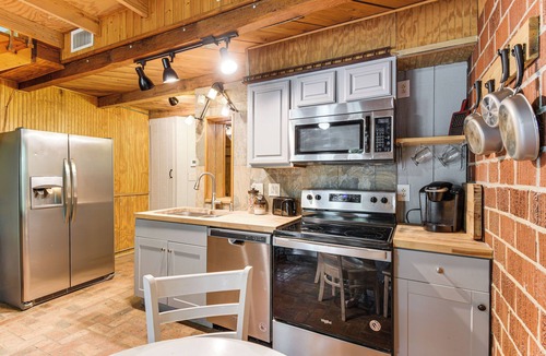 Fairhope Cabin | Riverfront Angler's Cabin in Fairhope w/Deck!