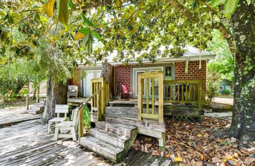 Fairhope House | Riverfront Angler's Cabin in Fairhope w/Deck!