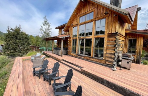 West Yellowstone Cabin | Riverfront Cabin on the Madison! 35 minutes to Yellowstone Nat'l Park!