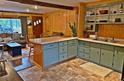 Tomahawk House | Riverfront Cabin – Kayaks, Sunset Views & Charm