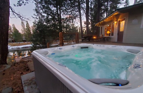 Three Rivers Cabin | Riverfront Cabin - Sunriver/Mt.Bachelor, HotTub, Pet Friendly!