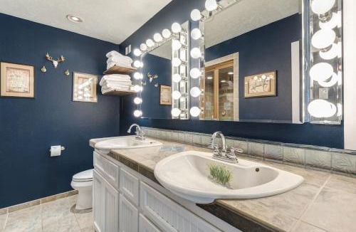 Bend House | Riverfront Cottage - Steam Room & Pet Friendly