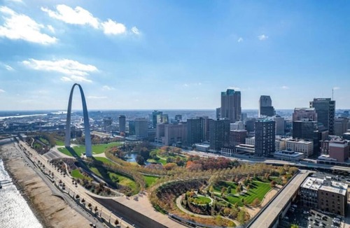 Downtown St. Louis Apartment | Riverfront DWTN Loft - W/D- Gated Parking