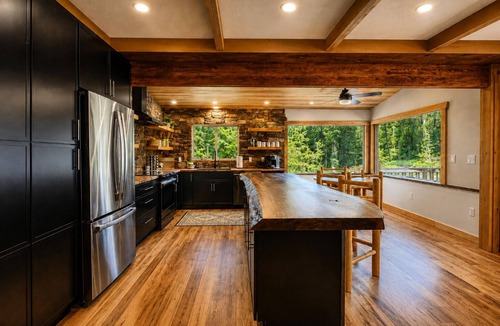 Leavenworth Cabin | Riverfront | Fenced Yard | Dogs | Hot Tub | Stars