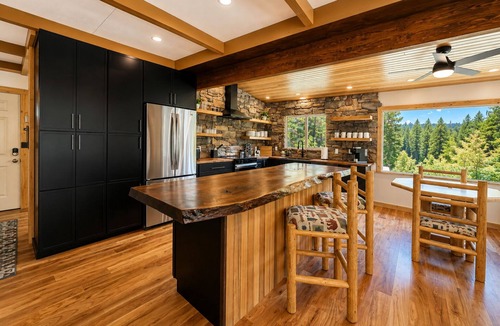Leavenworth Cabin | Riverfront | Fenced Yard | Dogs | Hot Tub | Stars