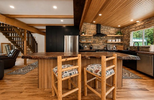 Leavenworth Cabin | Riverfront | Fenced Yard | Dogs | Hot Tub | Stars