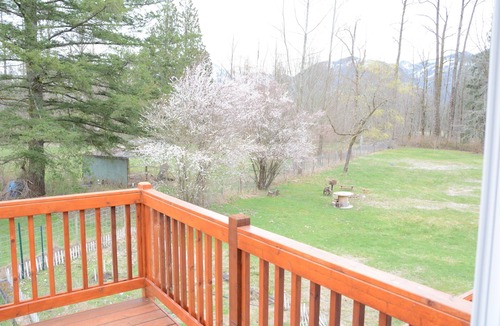 Gold Bar Cottage | Riverfront House + 2 Acre Land + Wallace River + Private Creek