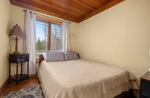 Bellaire Cabin | [Riverfront Lodge] ~ Downtown Bellaire ~ Private Dock Available ~ Walk to town!