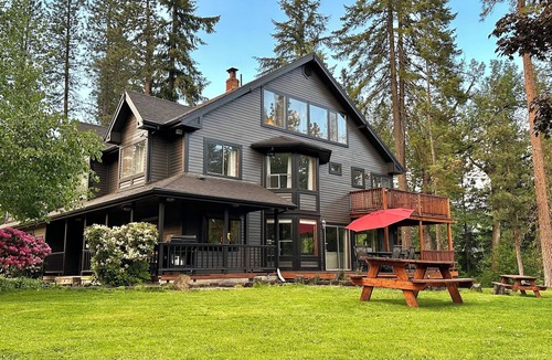 Trout Lake Cabin | Riverfront Lodge - Fire Pit - River Walk - 6 Bedrooms - Sleeps 20