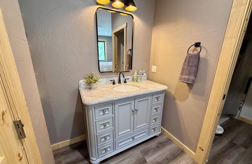 White Bird Bed & Breakfast | Riverfront Lodge in White Bird, ID – 1BR w/Panoramic Views & Breakfast Unit 1