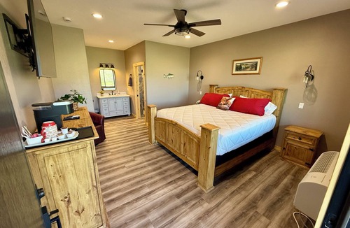 White Bird Bed & Breakfast | Riverfront Lodge in White Bird, ID – 1BR w/Panoramic Views & Breakfast Unit 4