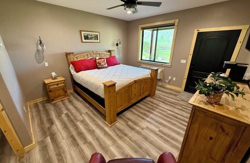 White Bird Bed & Breakfast | Riverfront Lodge in White Bird, ID – 1BR w/Panoramic Views & Breakfast Unit 4