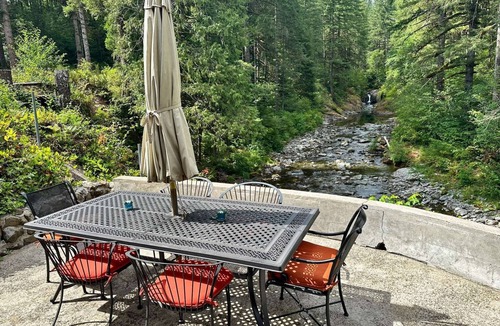Washougal House | Riverfront Lodge on 200 acres in Southwest Washington