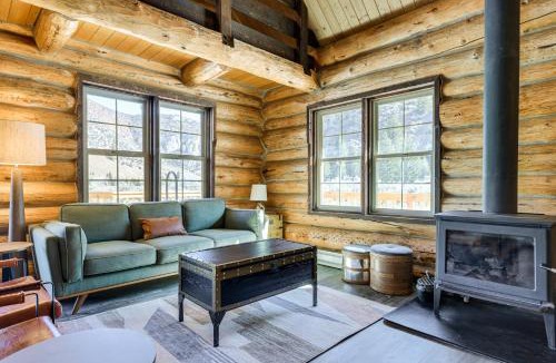 Rocker House | Riverfront Montana Log Cabin w/Mountain Views!