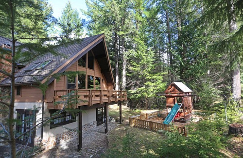 Enumclaw House | Riverfront Mt. Rainier/Crystal Mountain Chalet