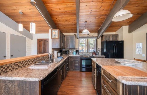 La Pine Cabin | Riverfront Retreat/Hot Tub/Private Dock/Pet Friendly