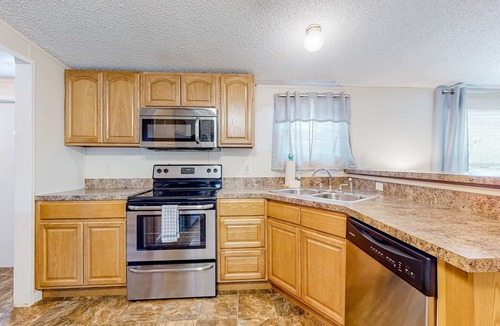 Andersonville House | Riverfront Stay, Sleeps 6, Deck, Firepit, Water View