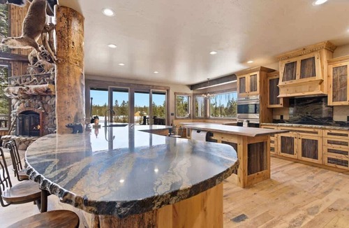 Island Park Cabin | Riverfront Wildlife Lodge 12-Person Hot Tub Arcade