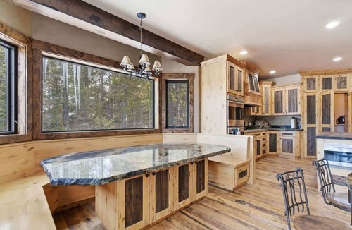 Island Park Cabin | Riverfront Wildlife Lodge 12-Person Hot Tub Arcade