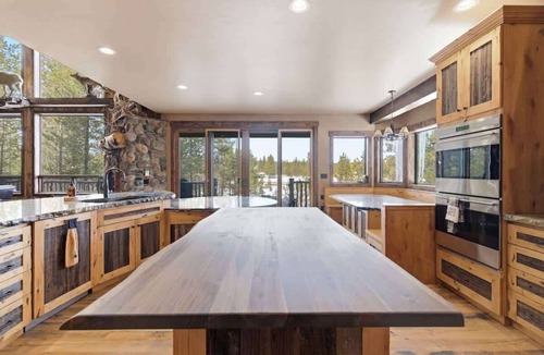 Island Park Cabin | Riverfront Wildlife Lodge 12-Person Hot Tub Arcade