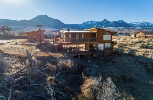 Wapiti House | Riverhouse- Pet Friendly, River Views, on the way to Yellowstone!