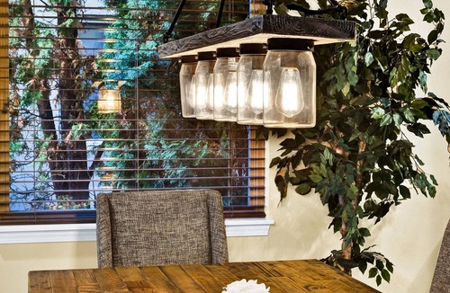 Vernon House | RiverRun Retreat with hot tub near Downtown Boise