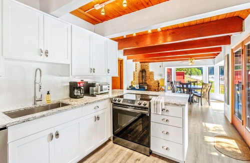 Greenwater Cottage | Riverside cabin near Mount Rainier with hot tub!