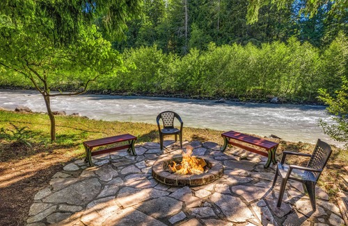 Greenwater Cottage | Riverside cabin near Mount Rainier with hot tub!