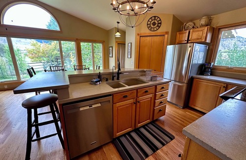 Gardiner House | RIVERSIDE LODGE: wildlife watching, fishing, hiking from the house. Next to YNP!