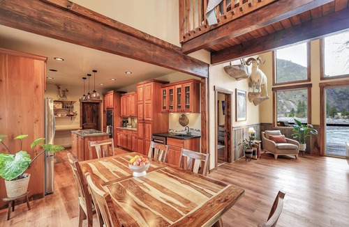 Riggins House | Riverside retreat at Rita Rapids Lodge