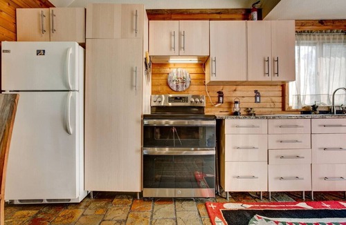 Lyons Cabin | Riverside`s Hideout Cabin- With Hot Tub!