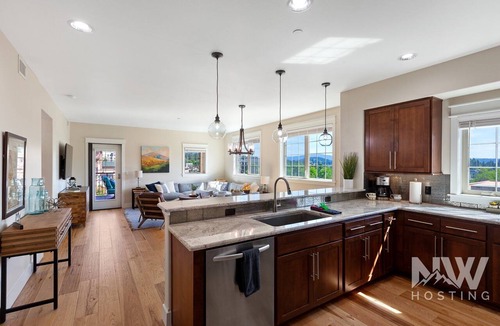 Coeur d'Alene Condo | Riverstone Village—Westin Mattresses, Stylish Kitchen, Corner Unit, Near Shops & Dining!