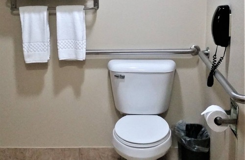 Atlantic Hotel | Rock Island Inn & Suites