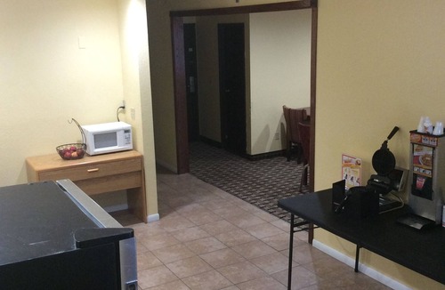 Whitehall Hotel | Rodeway Inn Whitehall